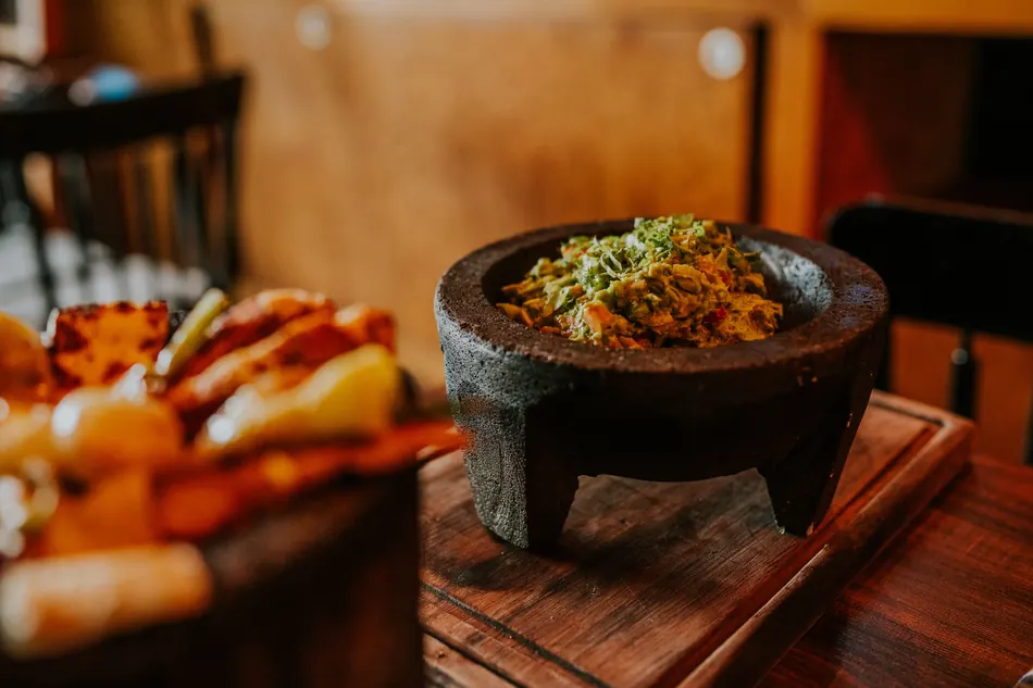 Salsa de aguacate y chile serrano