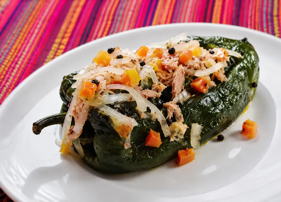 Chile relleno de atún en escabeche